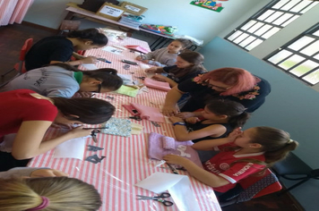 CEPIB ministra aulas de artesanato para alunos da rede municipal