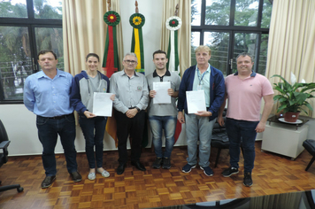 Prefeito paga subvenções a entidades assistenciais e representativas do município