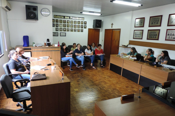 Integrantes da Rede de Apoio à Escola fazem reunião no plenário da Câmara  