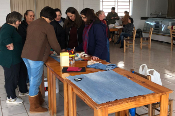 Grupo do NAAB realiza oficina de reaproveitamento de jeans em Vista Alegre