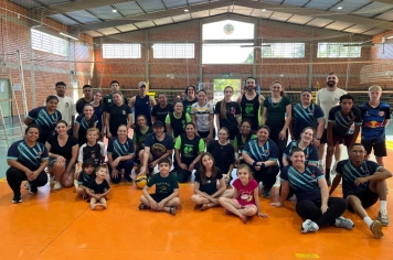 Amistoso de vôlei reúne as equipes Sacada Certa, de Pejuçara, e Só no Grito, de Bozano