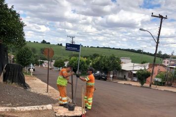 Placas de regulação viária e identificação de ruas estão sendo colocadas