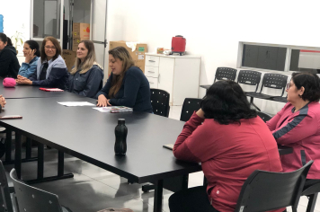 Grupo de Psicoterapia 2 realiza roda de conversa sobre o Agosto Lilás e atividade de bordado