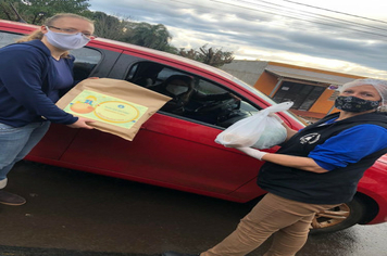 Drive-Thru da saudade marca 7ª etapa de entrega de material didático da Escola Municipal