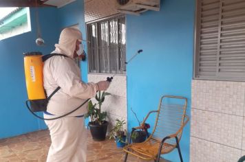 Agentes de saúde e de combate a endemias realizam a aplicação de BRI em domicílios do Bairro Renascer