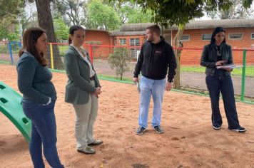 Profissionais avaliam projeto de colocação de grama sintética na Pracinha central 