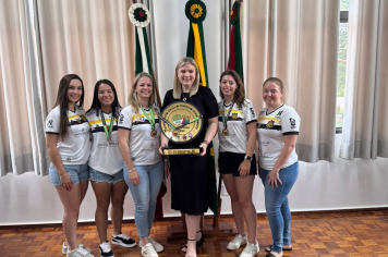 Prefeita Flaviana recebe jogadoras da S.E.R América