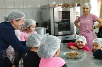 Crianças do Grupo de Estimulação Infantil participam de atividade de produção de cookies saudáveis