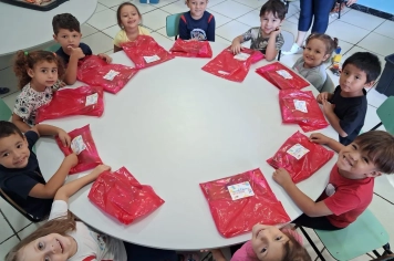 Estudantes da rede municipal recebem kits escolares na volta às aulas 