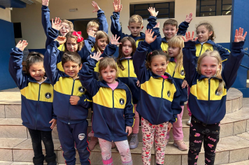 Escola Municipal de Pejuçara e EMEI Maria Schuster recebem novos uniformes