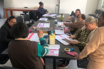 Grupo Acolher, do NAAB, realiza oficina de pintura em pano de prato