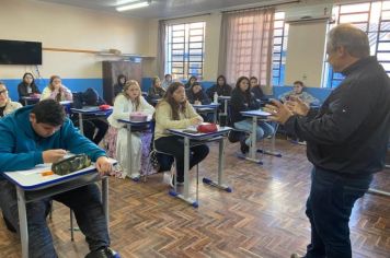 Alunos do 9º ano da Escola Municipal Pejuçara fazem preparatório para provas de avaliação externa