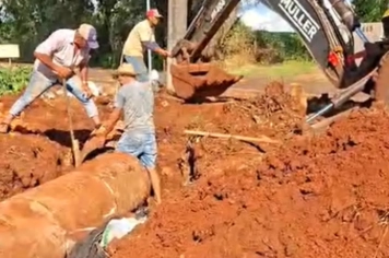 Bueiro da Rua Luiz Londero recebe melhorias após fortes chuvas