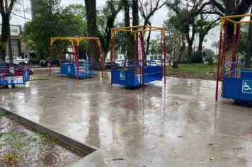 Espaço com brinquedos acessíveis é destinado a crianças com necessidades especiais e alunos da APAE