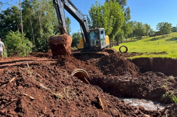 Secretaria de Obras substitui tubulações de bueiro na Linha Macuglia