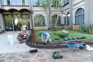 Servidores trabalham na ornamentação do acesso ao Centro Administrativo