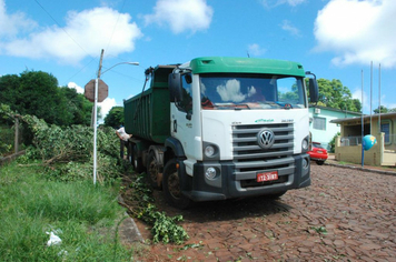 CAMINHÃO COM EXCESSO DE PESO APREENDIDO