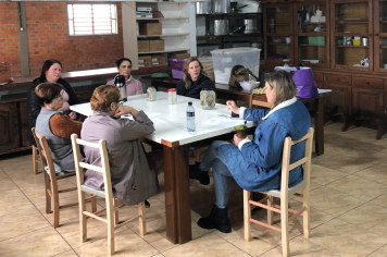Grupo do NAAB realiza roda de conversa sobre o Agosto Lilás e inicia atividade de bordado em tecido xadrez