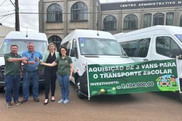 EDUCAÇÃO RECEBE TRÊS NOVAS VANS PARA TRANSPORTE ESCOLAR