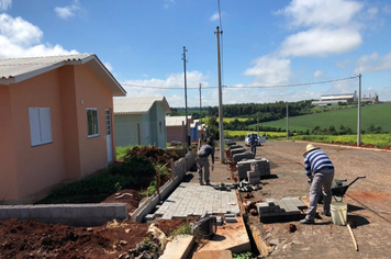 Caminho das Palmeiras: Pavimento do passeio público e construção de muros está em andamento