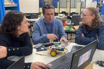 Escola Municipal de Pejuçara participa de formação sobre robótica 