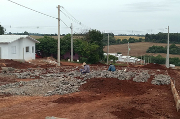 Iniciam as obras do calçamento no conjunto habitacional Caminho das Palmeiras. 
