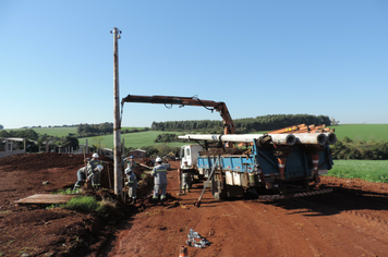 Conjunto Habitacional recebe estrutura para rede de energia