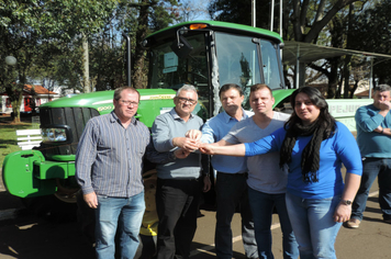 Trator adquirido com recursos federais é repassado a Secretaria da agricultura