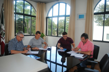 Prefeito assina termo aditivo que prevê repasse de 156 mil para o hospital em 2019