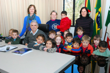 Alunos do Maternal II da EMEI visitaram exposição e o prefeito