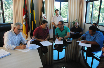 Prefeito assina ordem de serviço para mais duas obras em Pejuçara