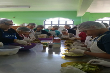 Alunos da rede municipal aprendem culinária no Cepib