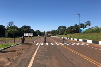 Faixas de travessia de pedestre recebem nova pintura