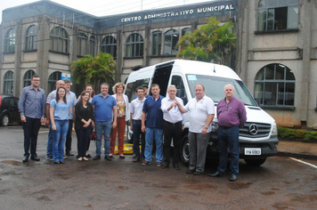 Município recebe veículo para o transporte de usuários da saúde