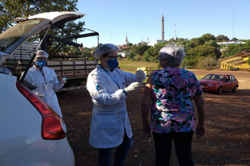 FIQUEM EM CASA: Equipes da saúde estão indo aos domicílios vacinar idosos contra a Gripe