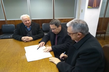 Assinada autorização para início dos serviços de obra de calçamento em Pejuçara