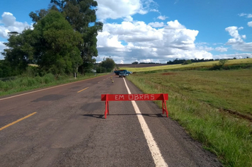 Secretaria de obras realiza reparos em estradas 