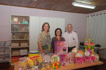 Administração realiza entrega de brinquedos às Escolas Municipais