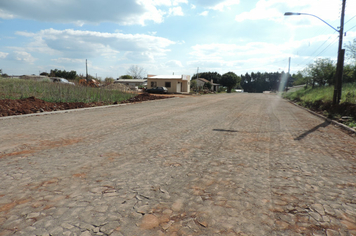 Com recursos próprios, município conclui quadras de calçamento