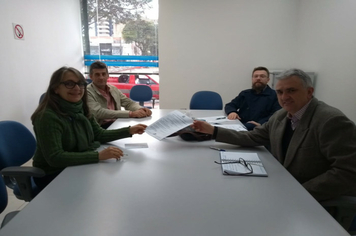 Prefeito entrega plano de trabalho e discute andamento de obras de projeto habitacional 