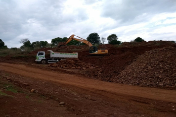 Equipes da Secretaria de obras trabalham na manutenção de estradas