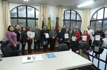 Prefeito dá posse a novos servidores públicos