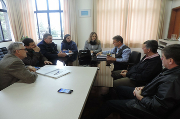 Superintendência da Caixa vistoria obras de conjunto habitacional