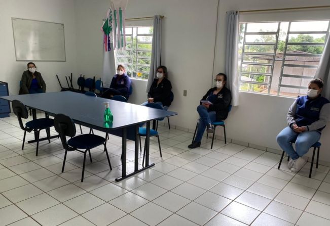 Equipe do CRAS recebe orientações de segurança para retomada gradual das oficinas de artesanato do PAIF de forma presencial