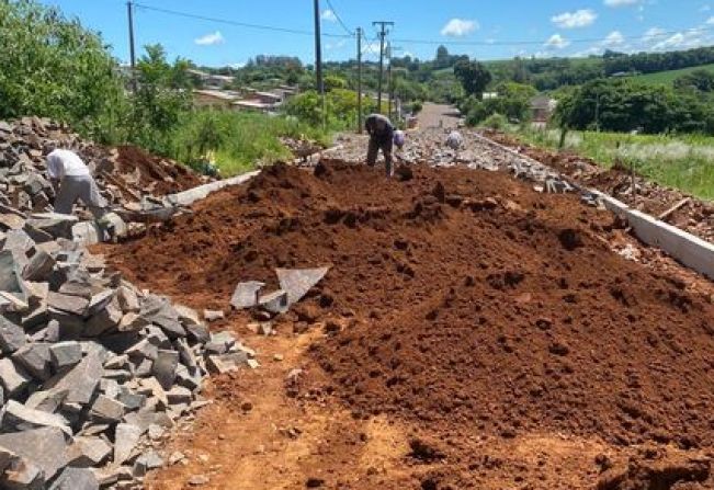 Administração Municipal investe em obras de calçamento