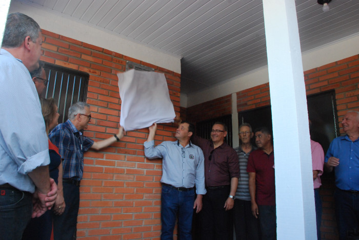 Prefeito entrega Quadra Colonial Ester Tercila Vincensi Buzzatti 