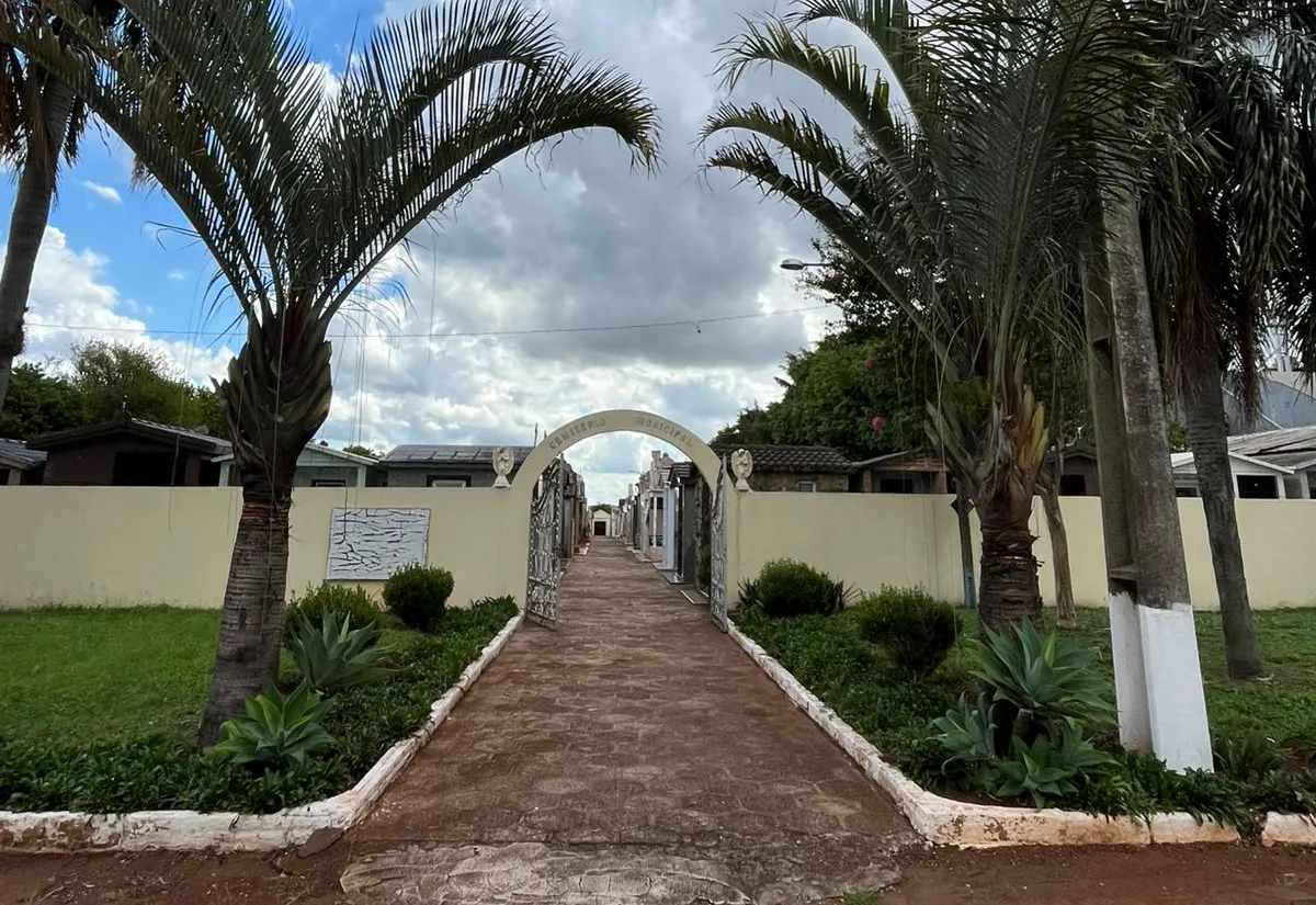 Secretaria de Obras realiza serviços de limpeza no Cemitério Municipal