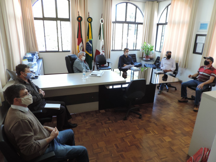 Empresários apresentam projeto para implantação de Cachaçaria ao Prefeito Buzzatti