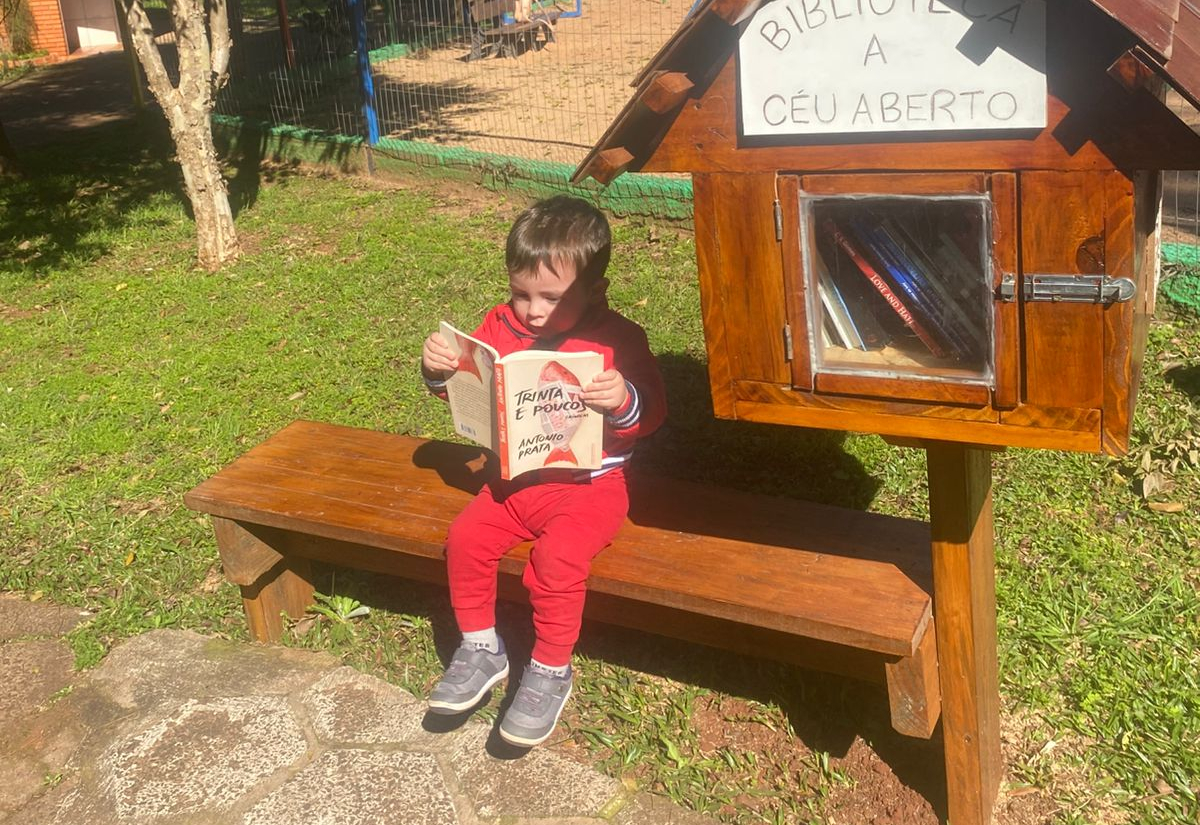 “Biblioteca a Céu Aberto” oferece livros para todas as idades na Praça Visconde de Rio Branco