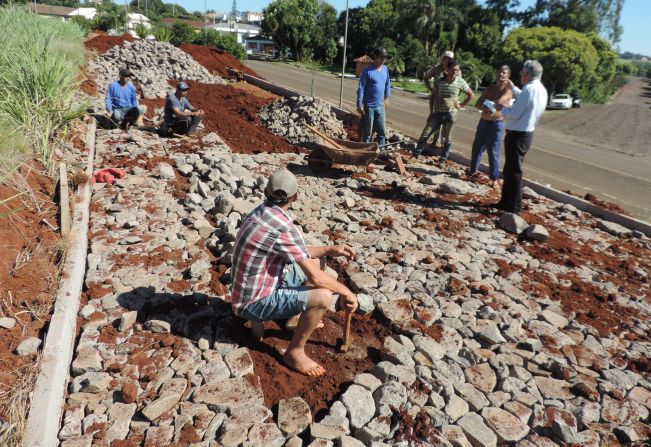 Obras de calçamento em travessa próxima ao Lions estão em andamento
